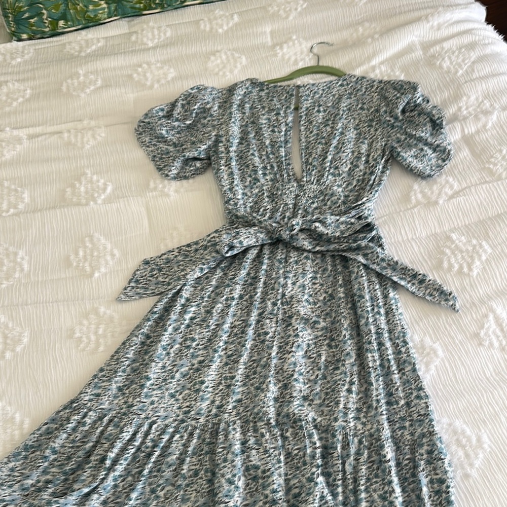 STILLWATER Chic Blue and White Floral Midi Dress with Plunging Neckline - Picture 4 of 12